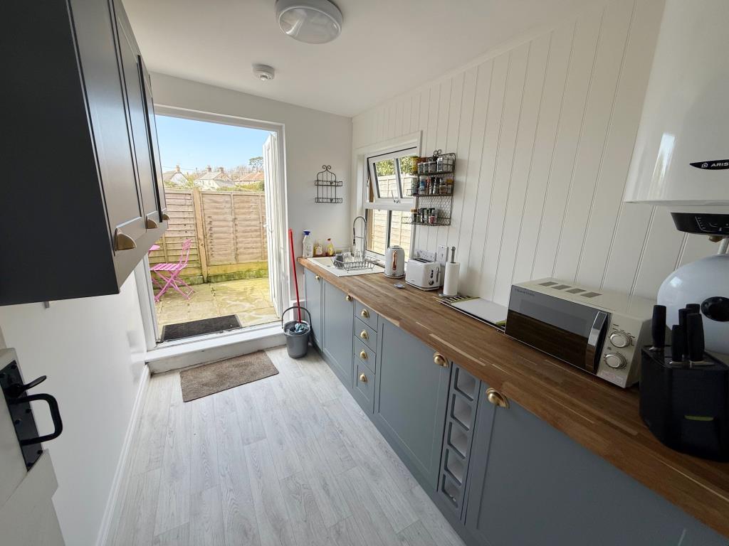Lot: 61 - OFFICE WITH PARKING IN ATTRACTIVE LOCATION - Kitchen with doors to rear